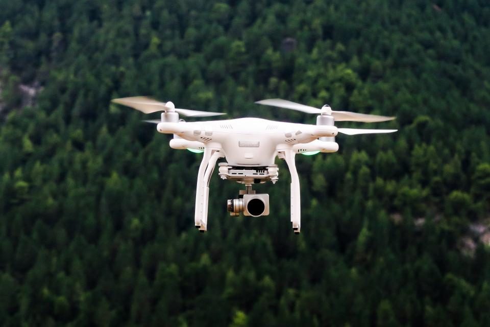 Dron s kamerou vo vzduchu