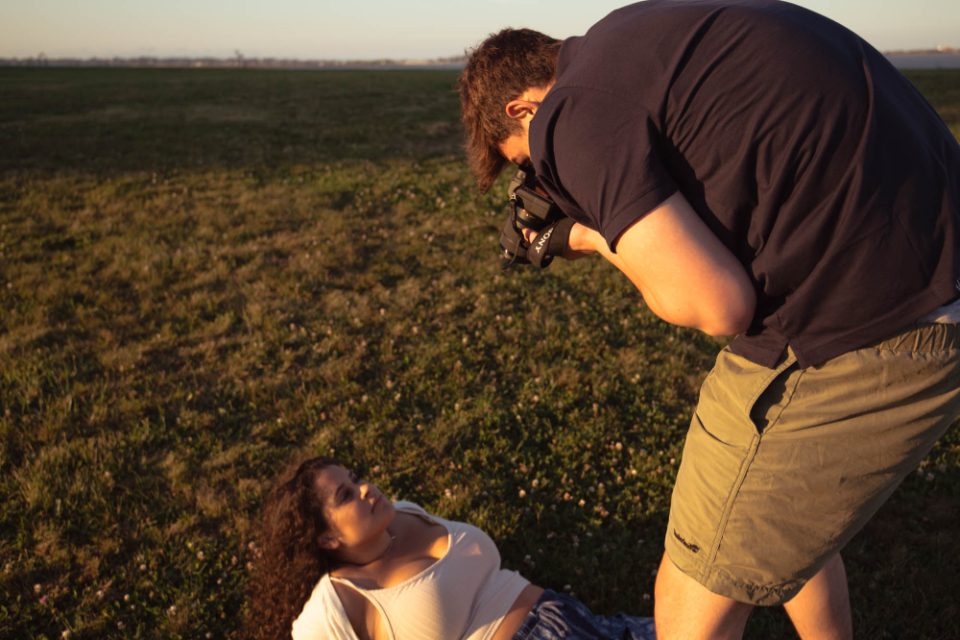 Fotograf pri fotení v prírode