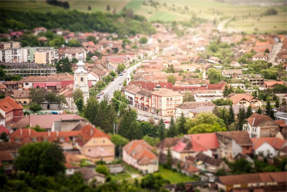 Letecký pohľad na strechy mesta