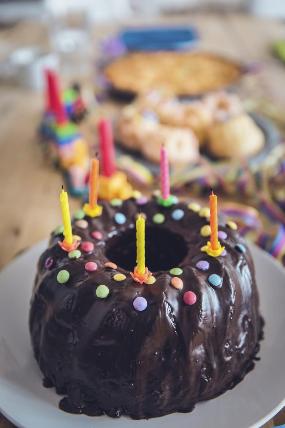 Narodeninová torta s farebnou posýpkou