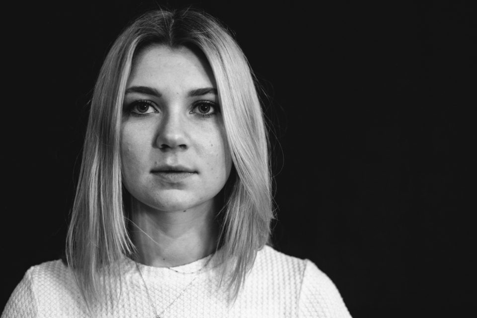 Portrétna fotografia ženy na svetlom pozadí