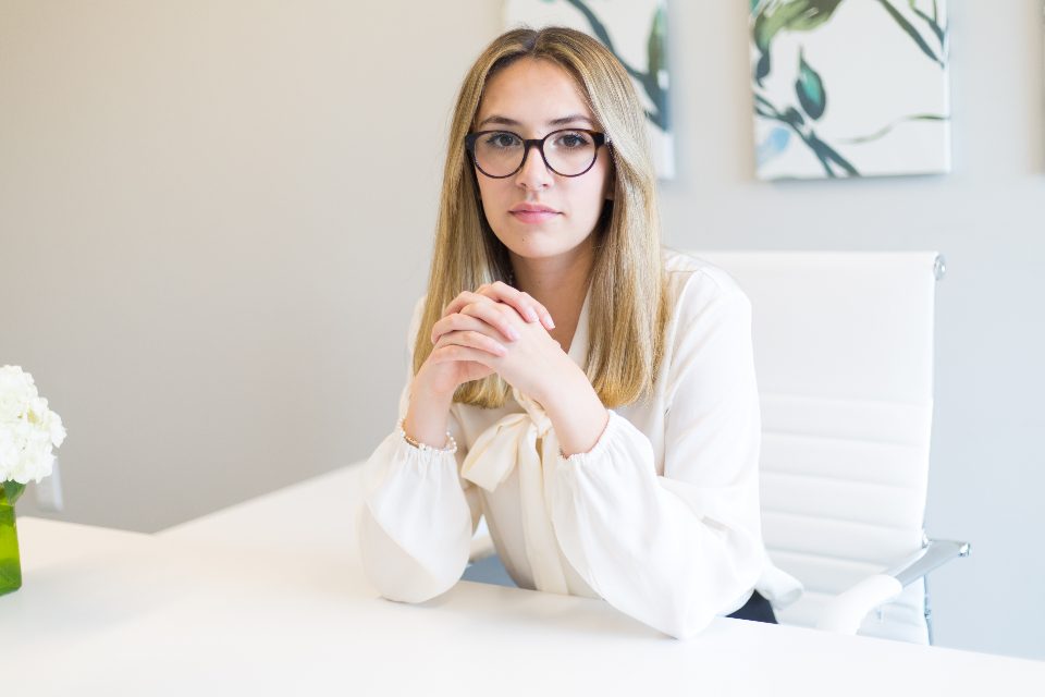 Profilová fotka ženy na svetlom pozadí
