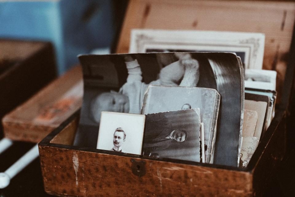 Staré fotografie uložené v krabici